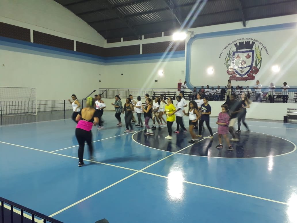 Participantes da zumba abriram agosto com “arraiá” e energia total